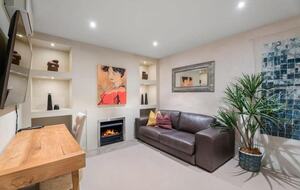 Elegant Retreat with Mountain and Water Vistas - Wānaka, New Zealand