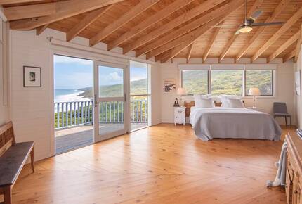 "The Yallingup Beach House" - a panoramic surf & sunset retreat - Yallingup, Australia