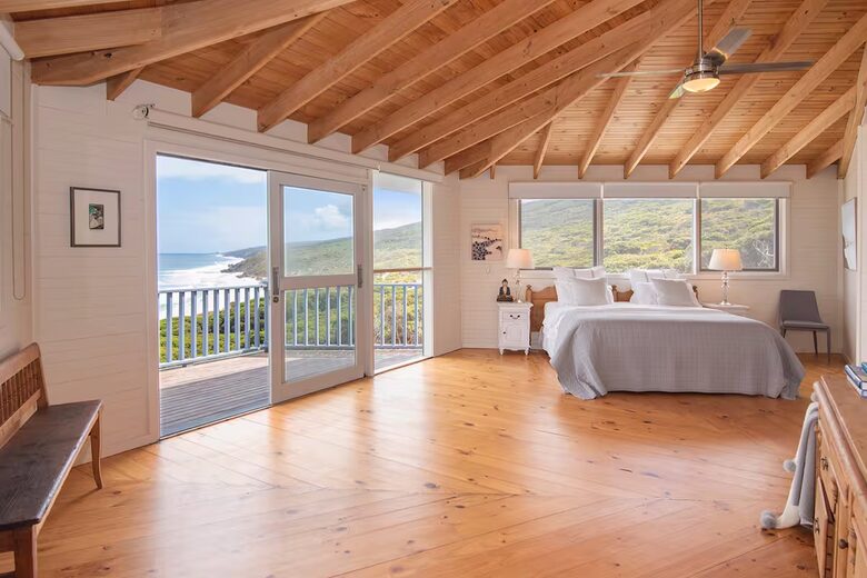 "The Yallingup Beach House" - a panoramic surf & sunset retreat - Yallingup, Australia