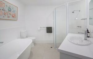 "The Yallingup Beach House" - a panoramic surf & sunset retreat - Yallingup, Australia