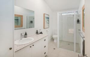 "The Yallingup Beach House" - a panoramic surf & sunset retreat - Yallingup, Australia