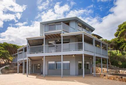 "The Yallingup Beach House" - a panoramic surf & sunset retreat - Yallingup, Australia