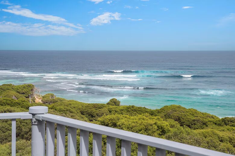 "The Yallingup Beach House" - a panoramic surf & sunset retreat - Yallingup, Australia
