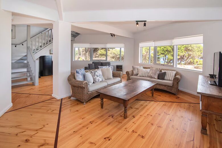 "The Yallingup Beach House" - a panoramic surf & sunset retreat - Yallingup, Australia