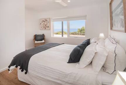 "The Yallingup Beach House" - a panoramic surf & sunset retreat - Yallingup, Australia