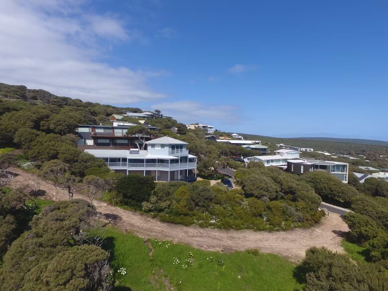 "The Yallingup Beach House" - a panoramic surf & sunset retreat - Yallingup, Australia