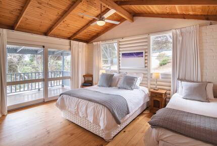 "The Yallingup Beach House" - a panoramic surf & sunset retreat - Yallingup, Australia