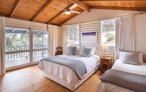 "The Yallingup Beach House" - a panoramic surf & sunset retreat - Yallingup, Australia