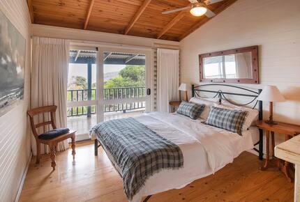 "The Yallingup Beach House" - a panoramic surf & sunset retreat - Yallingup, Australia