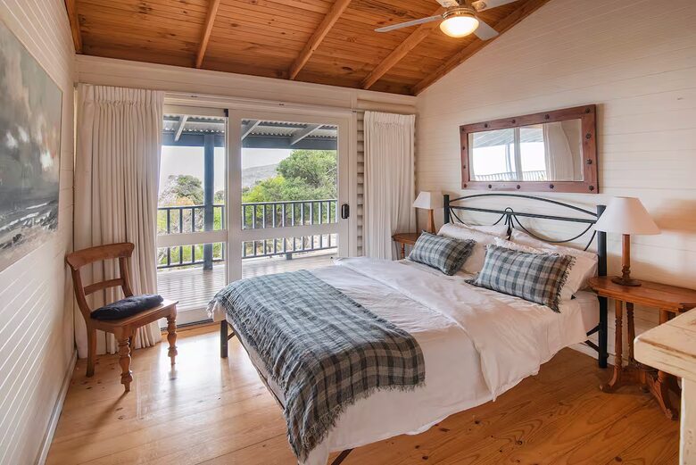 "The Yallingup Beach House" - a panoramic surf & sunset retreat - Yallingup, Australia