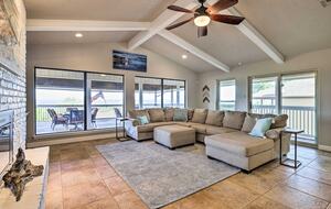 Lakeside Vista Retreat | A Refined Canyon Lake Escape - Canyon Lake, Texas