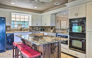 Lakeside Vista Retreat | A Refined Canyon Lake Escape - Canyon Lake, Texas