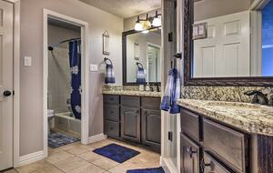 Lakeside Vista Retreat | A Refined Canyon Lake Escape - Canyon Lake, Texas