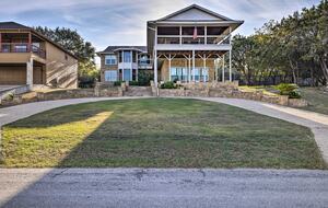 Lakeside Vista Retreat | A Refined Canyon Lake Escape - Canyon Lake, Texas