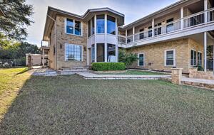 Lakeside Vista Retreat | A Refined Canyon Lake Escape - Canyon Lake, Texas