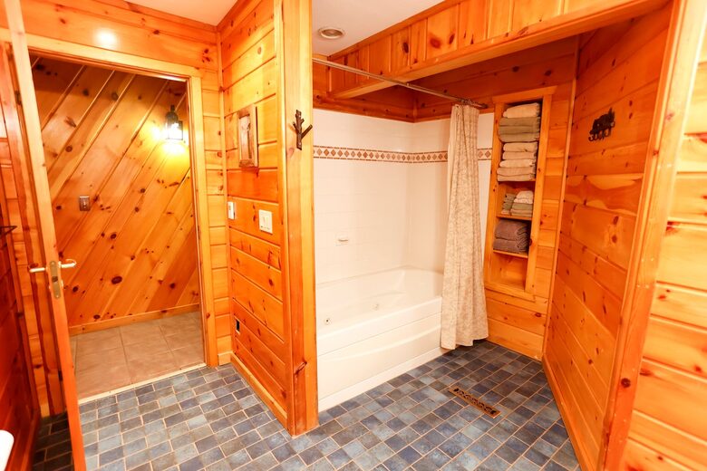 Lakeside Escape with Year-Round Adventure - Tomahawk, Wisconsin