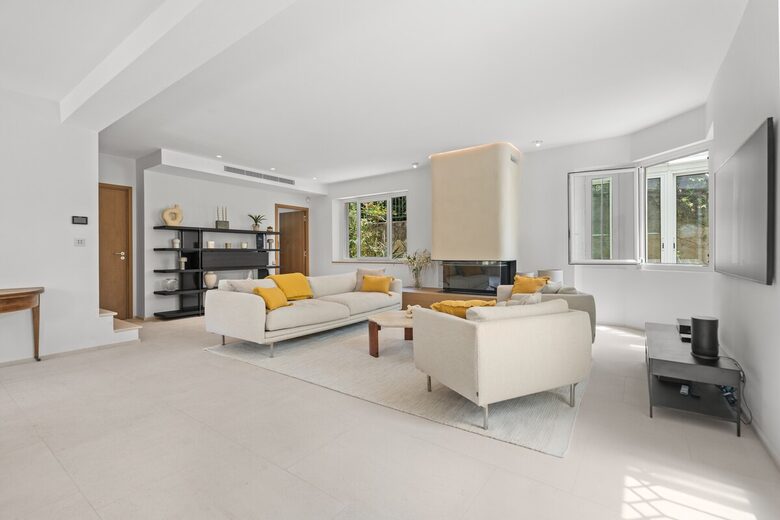 Modern Provençal Elegance in Cap d’Antibes - Antibes, France