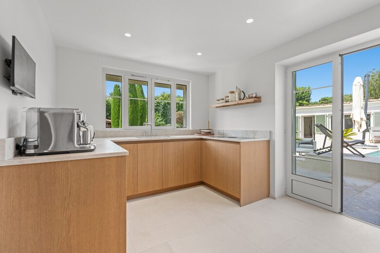 Modern Provençal Elegance in Cap d’Antibes - Antibes, France