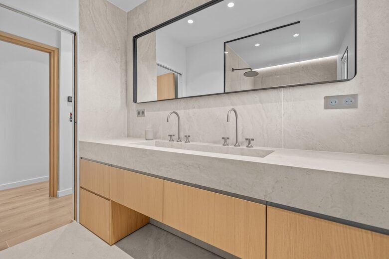 Modern Provençal Elegance in Cap d’Antibes - Antibes, France