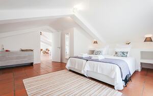 Sunlit Residence Steps from the Beach in Carvalhal - Carvalhal, Portugal