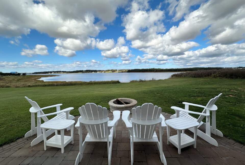 Modern Coastal Cottage on the Sou’West River - Clinton, Canada