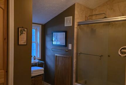 Upstairs full bath w/granite and tub/shower.