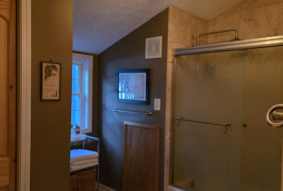 Upstairs full bath w/granite and tub/shower.