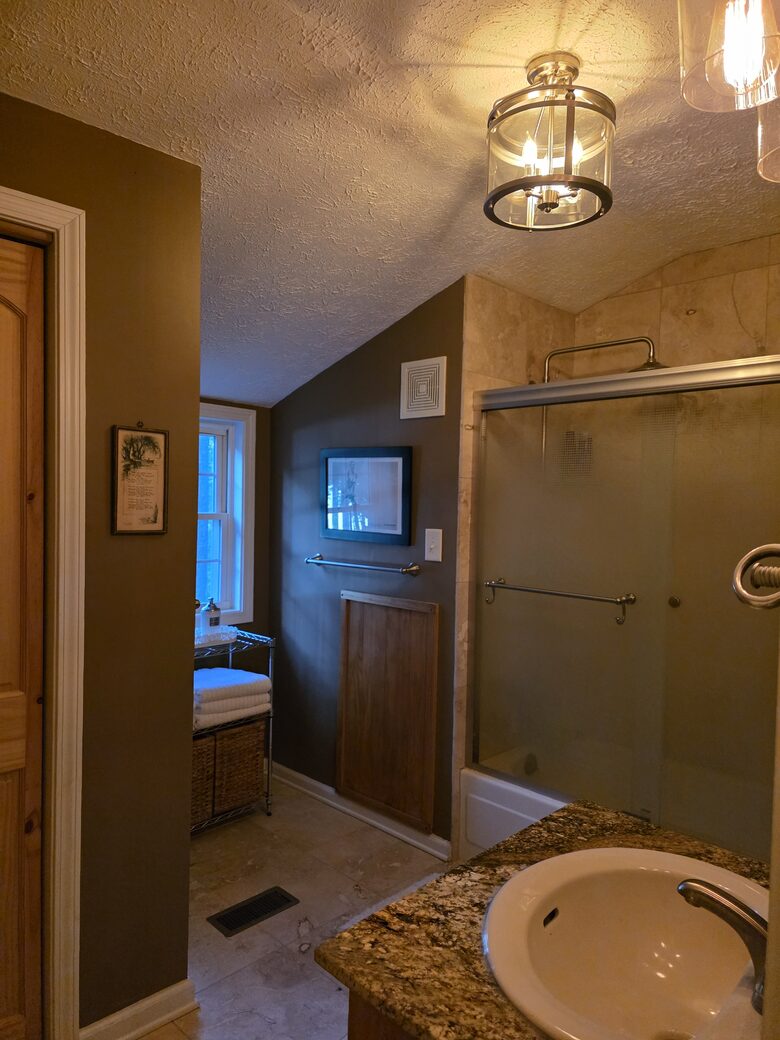 Upstairs full bath w/granite and tub/shower.