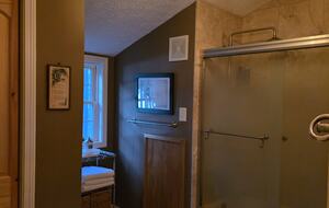 Upstairs full bath w/granite and tub/shower.