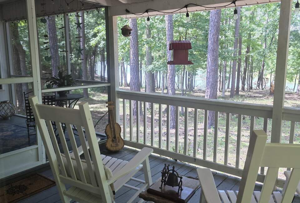 Porch w/adjoining screen porch.