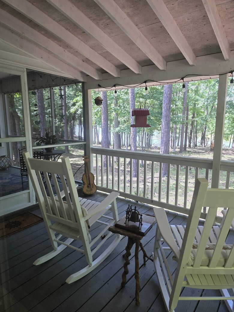 Porch w/adjoining screen porch.