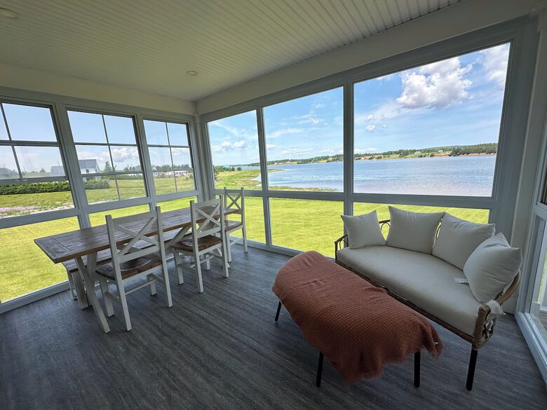 Modern Coastal Cottage on the Sou’West River - Clinton, Canada