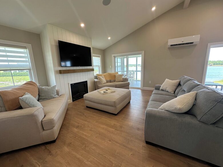 Modern Coastal Cottage on the Sou’West River - Clinton, Canada