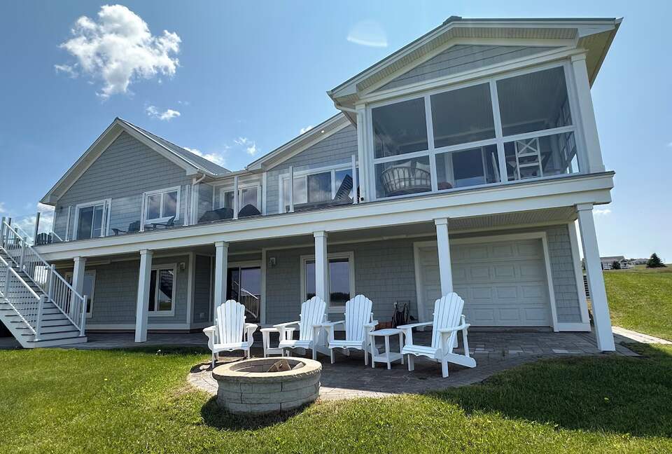 Modern Coastal Cottage on the Sou’West River - Clinton, Canada