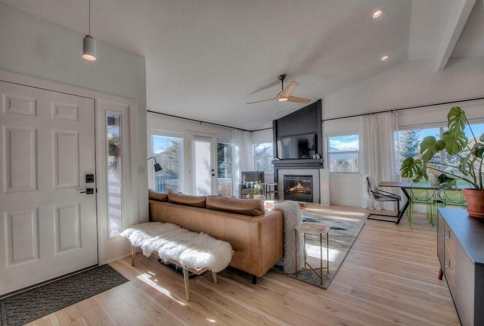 Lake Dillon Designer Retreat with Mountain Views - Dillon, Colorado