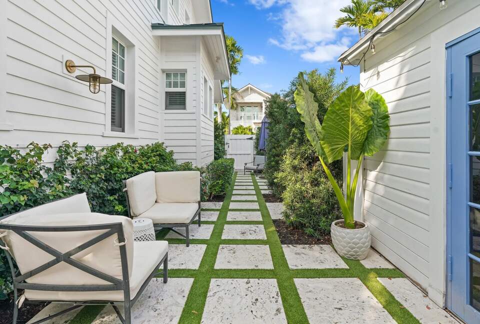 Charming Garden Oasis in the Heart of Palm Beach - Palm Beach, Florida