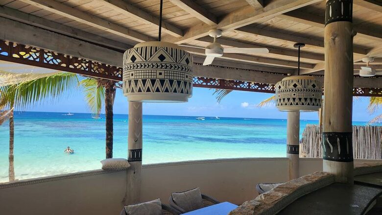 Western Caribbean | Roatan West Bay Beach Studio Residence - West Bay Beach, Honduras