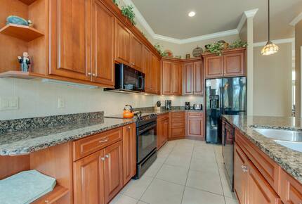 Kitchen, Plenty of island & Counter Space