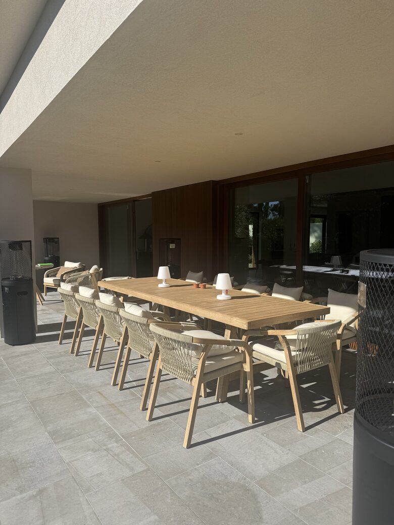 A Modern Villa with Garden Elegance - Colares, Portugal