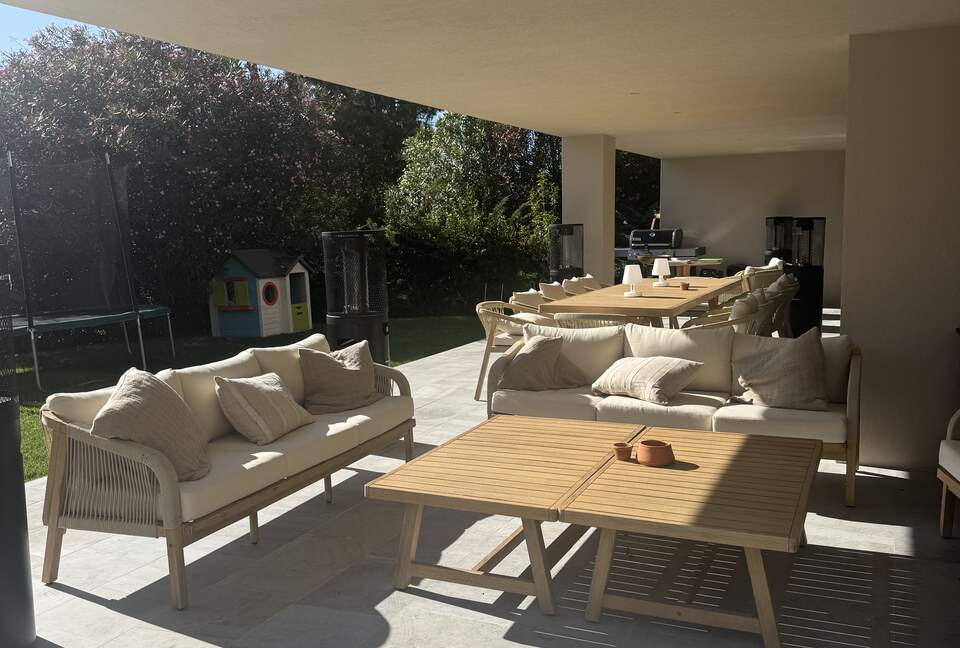 A Modern Villa with Garden Elegance - Colares, Portugal