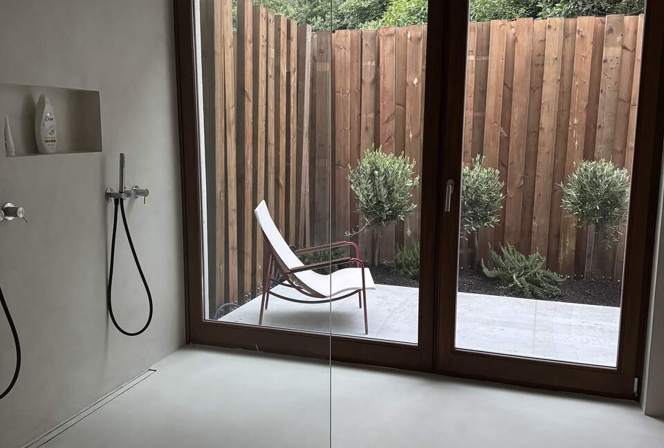 A Modern Villa with Garden Elegance - Colares, Portugal