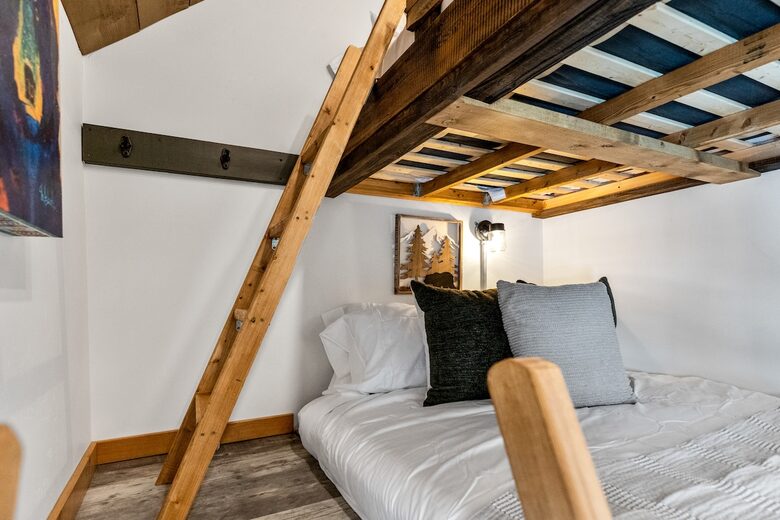 Rustic-Chic 30-Acre Retreat near Whitefish - Kalispell, Montana