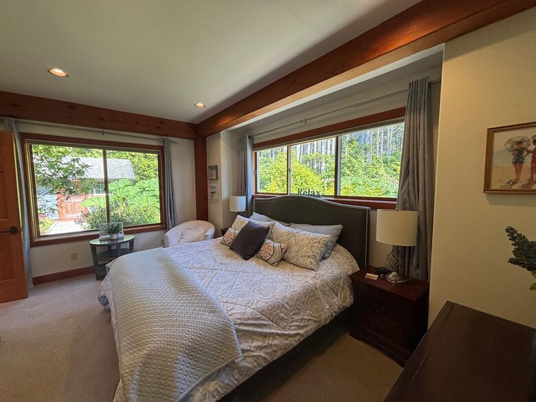 Cliffside Elegance on the Pacific - Pacific Beach, Washington