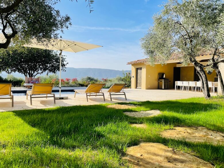 Exquisite Stone Villa Surrounded by Olive Groves in Gordes - Gordes, France