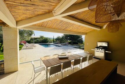 Exquisite Stone Villa Surrounded by Olive Groves in Gordes - Gordes, France