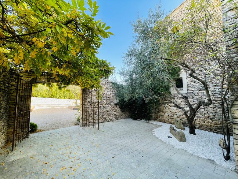 Exquisite Stone Villa Surrounded by Olive Groves in Gordes - Gordes, France