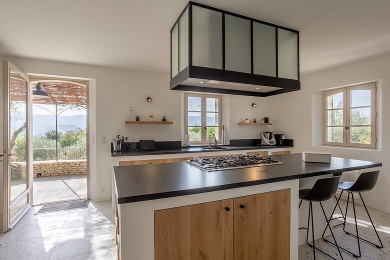 Exquisite Stone Villa Surrounded by Olive Groves in Gordes - Gordes, France