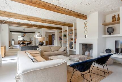 Exquisite Stone Villa Surrounded by Olive Groves in Gordes - Gordes, France