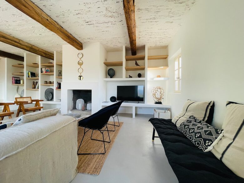 Exquisite Stone Villa Surrounded by Olive Groves in Gordes - Gordes, France