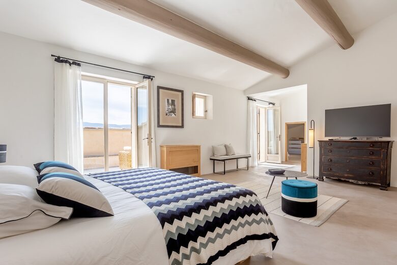 Exquisite Stone Villa Surrounded by Olive Groves in Gordes - Gordes, France